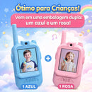 Walkie-talkie infantil com videochamada, tela de 2", bateria recarregável e alcance de até 300 metros em áreas abertas.