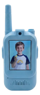 Walkie-talkie infantil com videochamada, tela de 2", bateria recarregável e alcance de até 300 metros em áreas abertas.