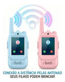 Walkie-talkie infantil com videochamada, tela de 2", bateria recarregável e alcance de até 300 metros em áreas abertas.