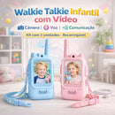 Walkie-talkie infantil com videochamada, tela de 2", bateria recarregável e alcance de até 300 metros em áreas abertas.