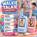 Walkie-talkie infantil com videochamada, tela de 2", bateria recarregável e alcance de até 300 metros em áreas abertas.