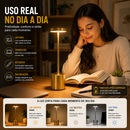A luminária moderna que transforma sua mesa em um espaço mais aconchegante e sofisticado.