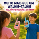 Walkie-talkie infantil com videochamada, tela de 2", bateria recarregável e alcance de até 300 metros em áreas abertas.